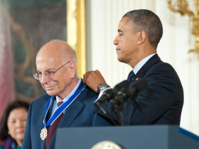 收音機傳來以色列被攻擊，諾貝爾獎得主連夜返鄉上戰場...以國學者：猶太人能，台灣人也能！